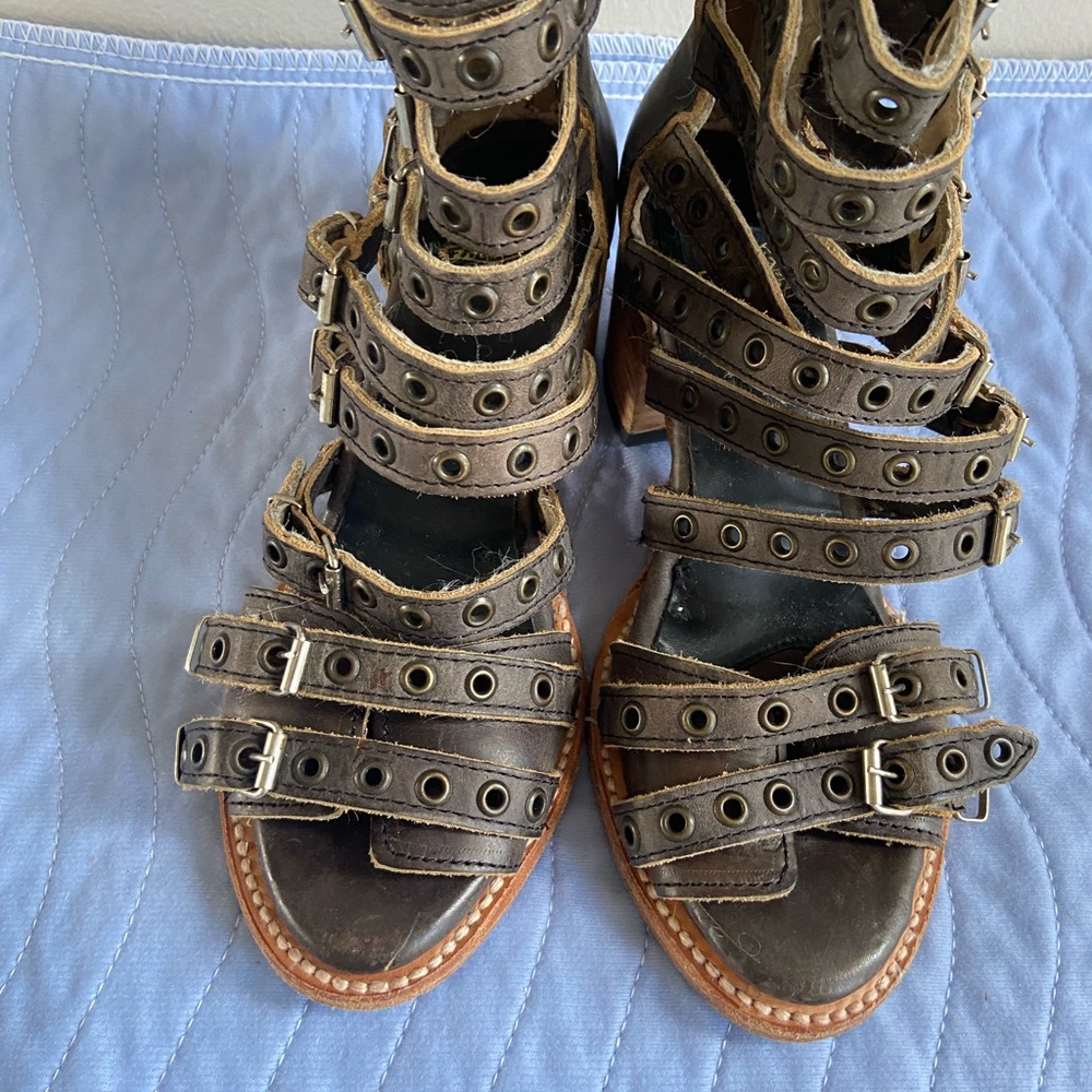 Chic Multi-Strap Buckled Sandals in Brown